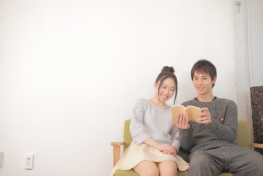 本を読むカップル