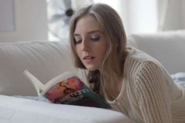 読書する女性