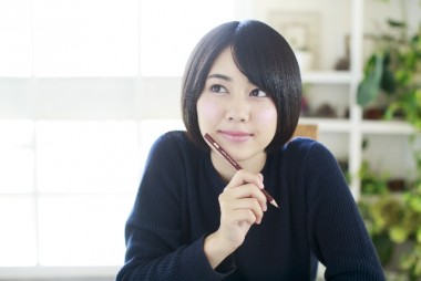 ペンを持つ女性