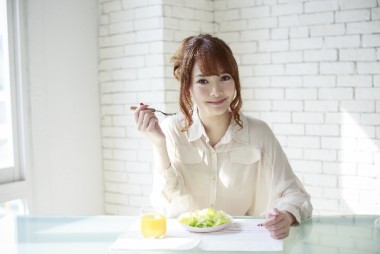 朝食を食べる女性