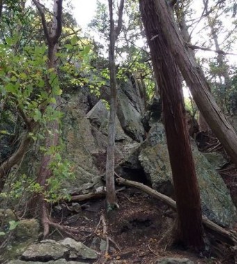 三上山の割石