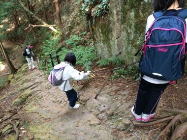 裏口の登山道（手すり）
