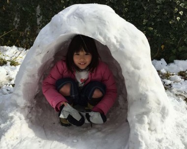 かまくらに入る次女