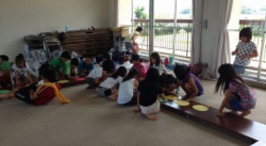 うちわを作る子ども達