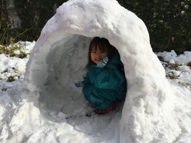 かまくらに入る三女