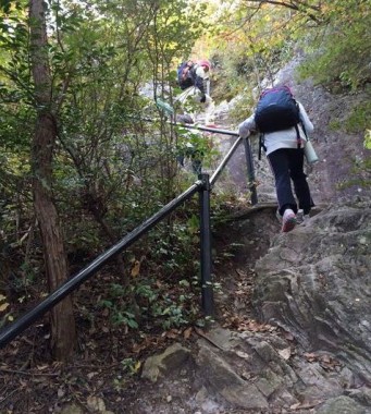 表口の登山道（手すり1）
