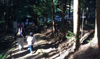 三上山の裏口付近