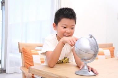 地球儀と子供