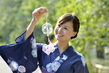 女性と風鈴