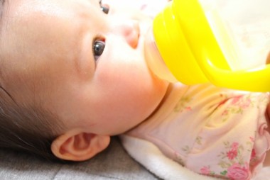 水を飲む赤ちゃん