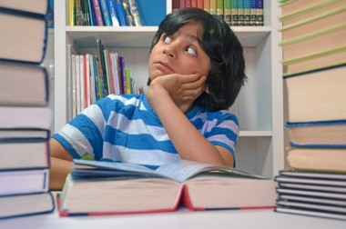 読書する男子