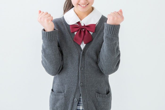 ガッツポーズの女子高生