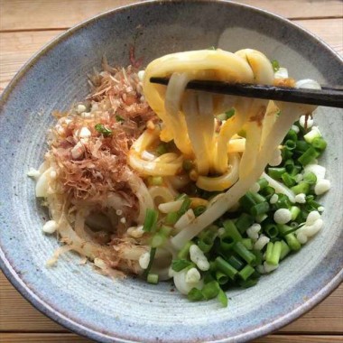 釜玉うどんを食べる