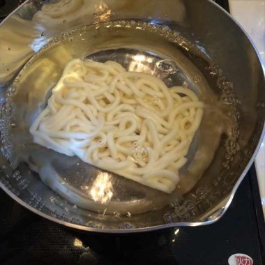 冷凍うどんをゆでる