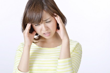 頭痛に悩む女性