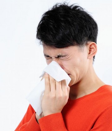 鼻をかむ男性