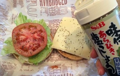 トマトをのせたらあらびき塩コショウ