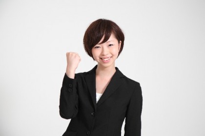 ガッツポーズの女性