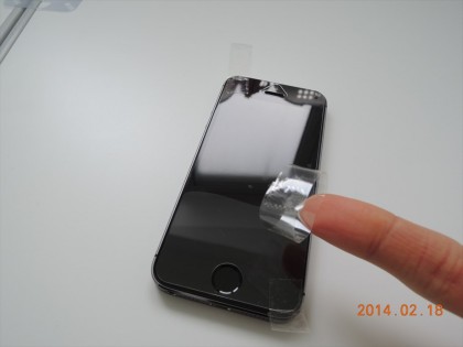 テープでホコリをとる