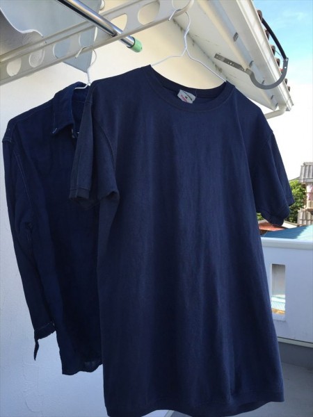 染めた服を干す
