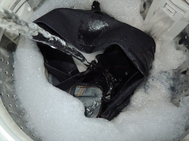 デニムを洗濯機に投入