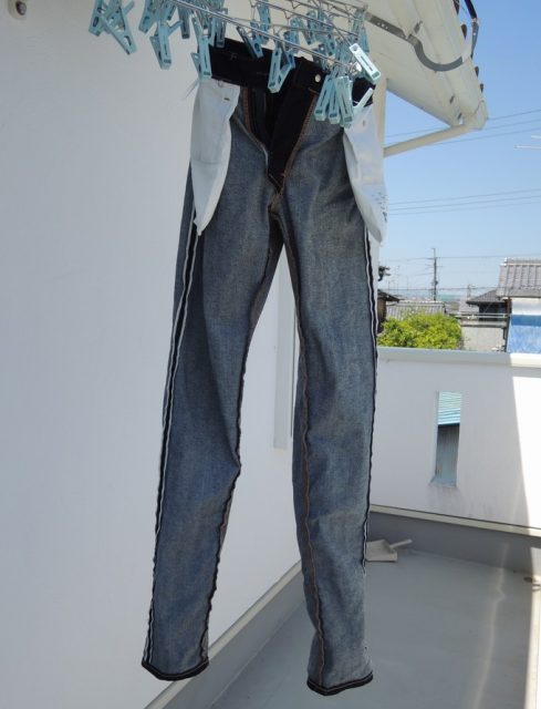 ジーンズを裏返して干す