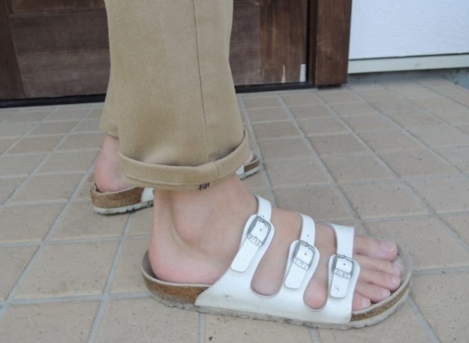 くるぶし丈をロールアップ