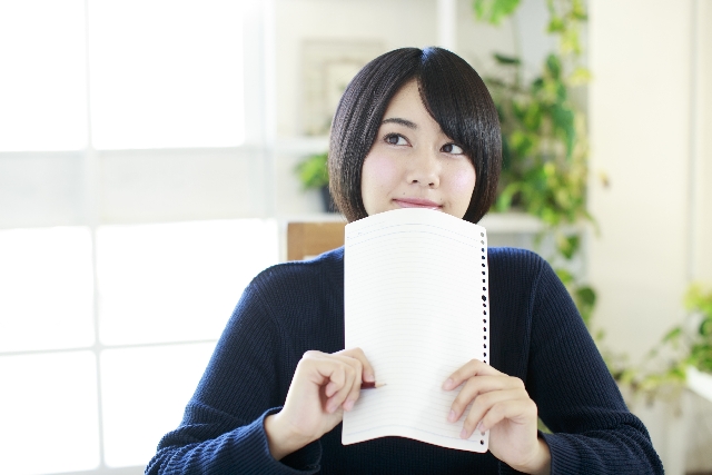 考える女性